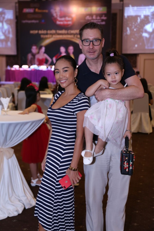 Còn nhỏ tuổi nhưng con gái Đoan Trang đã cực kỳ sành điệu đi ủng hộ mẹ trong sự kiện - Ảnh 1.