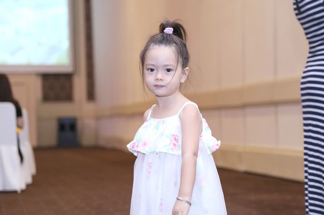 Còn nhỏ tuổi nhưng con gái Đoan Trang đã cực kỳ sành điệu đi ủng hộ mẹ trong sự kiện - Ảnh 3.