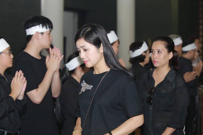 Lan Hương Sống chung với mẹ chồng nghẹn ngào tại đám tang của nghệ sĩ Duy Thanh - Ảnh 4. Lan Hương Sống chung với mẹ chồng nghẹn ngào tại đám tang của nghệ sĩ Duy Thanh - Ảnh 4.