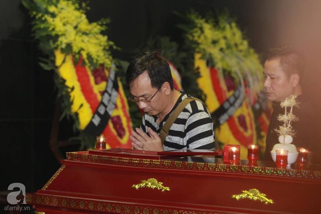Lan Hương Sống chung với mẹ chồng nghẹn ngào tại đám tang của nghệ sĩ Duy Thanh - Ảnh 16. Lan Hương Sống chung với mẹ chồng nghẹn ngào tại đám tang của nghệ sĩ Duy Thanh - Ảnh 16.