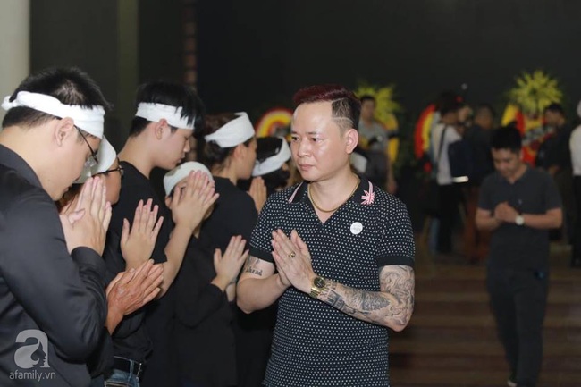 Lan Hương Sống chung với mẹ chồng nghẹn ngào tại đám tang của nghệ sĩ Duy Thanh - Ảnh 6. Lan Hương Sống chung với mẹ chồng nghẹn ngào tại đám tang của nghệ sĩ Duy Thanh - Ảnh 6.