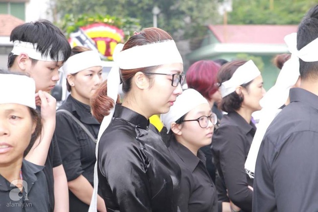 Lan Hương Sống chung với mẹ chồng nghẹn ngào tại đám tang của nghệ sĩ Duy Thanh - Ảnh 18. Lan Hương Sống chung với mẹ chồng nghẹn ngào tại đám tang của nghệ sĩ Duy Thanh - Ảnh 18.