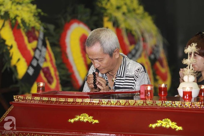 Lan Hương Sống chung với mẹ chồng nghẹn ngào tại đám tang của nghệ sĩ Duy Thanh - Ảnh 15. Lan Hương Sống chung với mẹ chồng nghẹn ngào tại đám tang của nghệ sĩ Duy Thanh - Ảnh 15.
