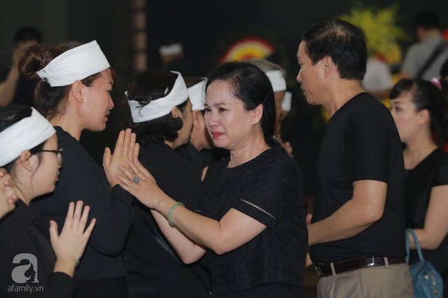 Lan Hương Sống chung với mẹ chồng nghẹn ngào tại đám tang của nghệ sĩ Duy Thanh - Ảnh 2. Lan Hương Sống chung với mẹ chồng nghẹn ngào tại đám tang của nghệ sĩ Duy Thanh - Ảnh 2.