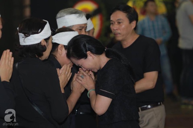 Lan Hương Sống chung với mẹ chồng nghẹn ngào tại đám tang của nghệ sĩ Duy Thanh - Ảnh 1.
