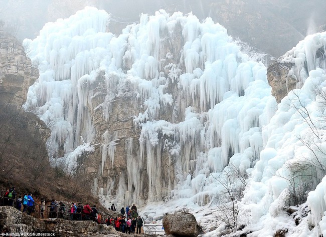 Những thác nước đóng băng đẹp hiếm thấy trên thế giới - Ảnh 6.