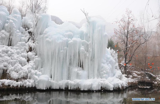 Những thác nước đóng băng đẹp hiếm thấy trên thế giới - Ảnh 1.