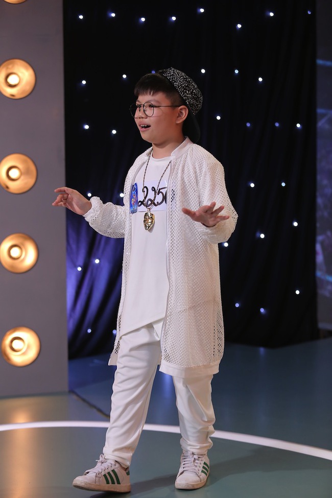Xuất hiện cậu bé 13 tuổi hát nhạc chế gây náo loạn Vietnam Idol Kids - Ảnh 2.