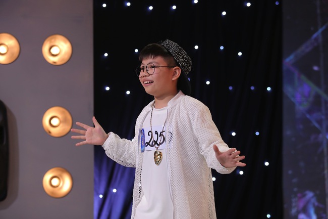 Xuất hiện cậu bé 13 tuổi hát nhạc chế gây náo loạn Vietnam Idol Kids - Ảnh 3.