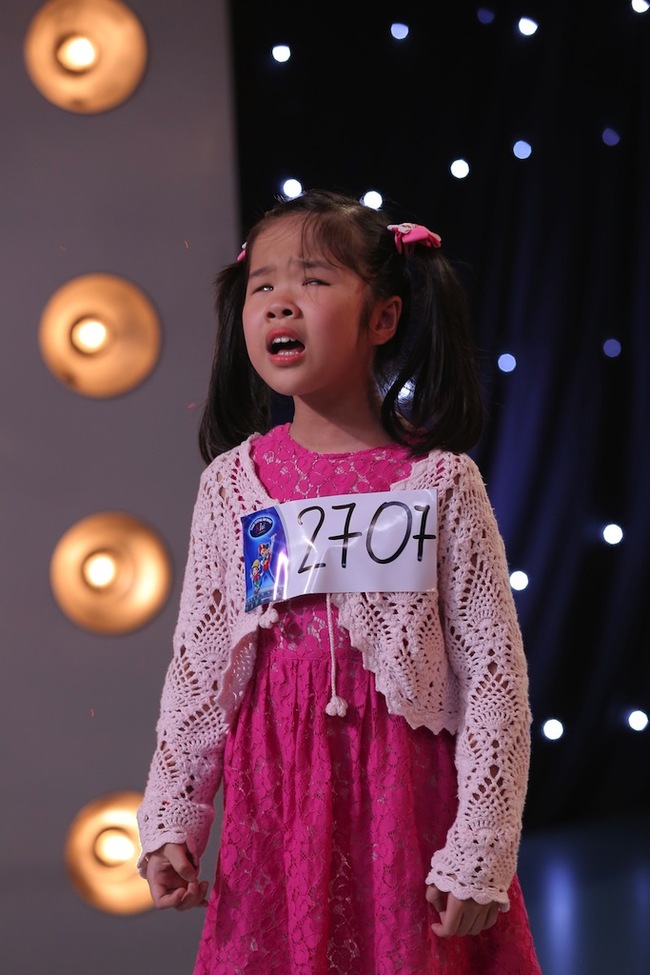 Cô bé khiếm thị 9 tuổi khiến bất cứ ai xem Vietnam Idol Kids cũng phải xúc động - Ảnh 2.