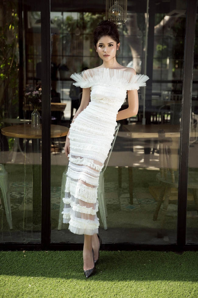 Á hậu Thùy Dung khoe vòng eo nhỏ xíu, vai trần mong manh trong loạt váy xuyên thấu - Ảnh 4.