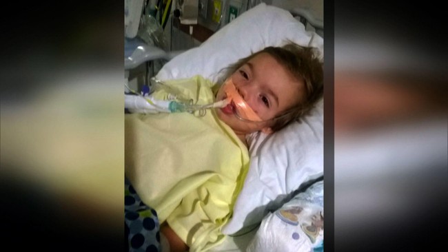 Bé trai 3 tuổi bị liệt sau một đêm thức dậy, cả gia đình suýt ngất khi biết nguyên nhân - Ảnh 2.