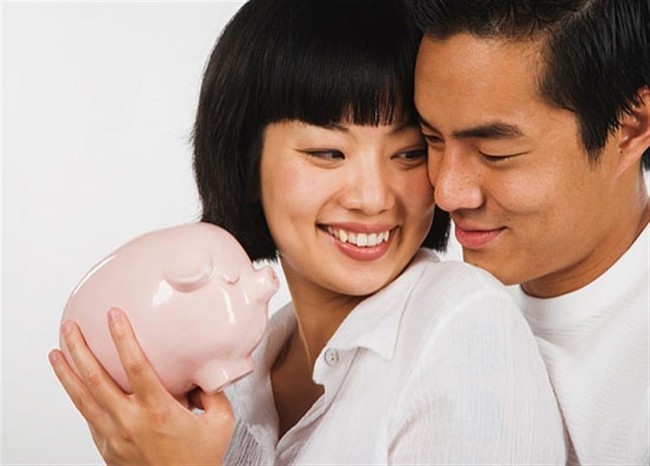 Đừng để những đồng tiền hủy hoại cuộc hôn nhân, vợ chồng hạnh phúc sẽ quản lý tiền bạc thế này - Ảnh 2.