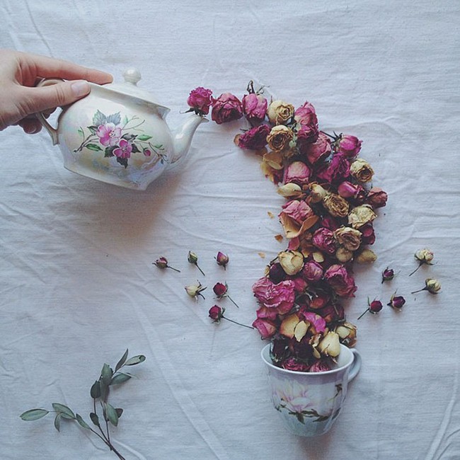 Đẹp đến nao lòng những ấm trà rót ra hoa khiến ai cũng muốn nhìn mãi không thôi - Ảnh 1.