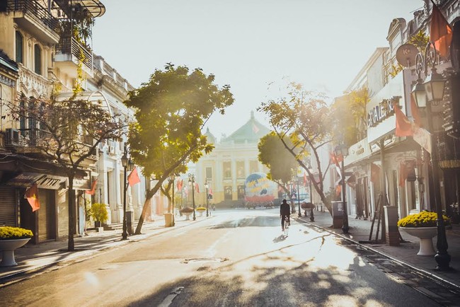 Cả năm chỉ mong đến ngày Tết, để được ngắm nhìn Hà Nội thanh bình vắng vẻ thế này - Ảnh 1.