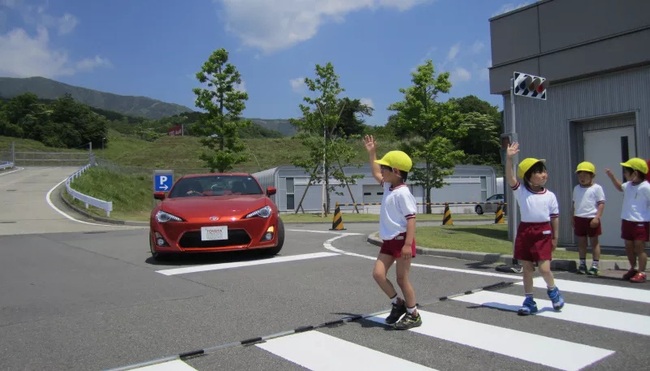 Trẻ em Nhật được nhà trường trang bị những kỹ năng gì để có thể tự đi đến trường? - Ảnh 2.