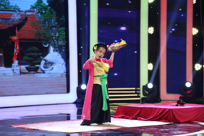 Ca nương nhỏ tuổi nhất Việt Nam Tú Thanh bất ngờ xuất hiện ở Biệt tài tí hon - Ảnh 4. Ca nương nhỏ tuổi nhất Việt Nam Tú Thanh bất ngờ xuất hiện ở Biệt tài tí hon - Ảnh 4.