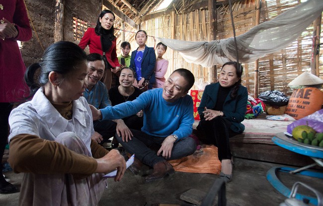 Tuấn Hưng lặn lội l&ecirc;n v&ugrave;ng cao trao qu&agrave; Tết cho b&agrave; con d&acirc;n tộc - Ảnh 6.
