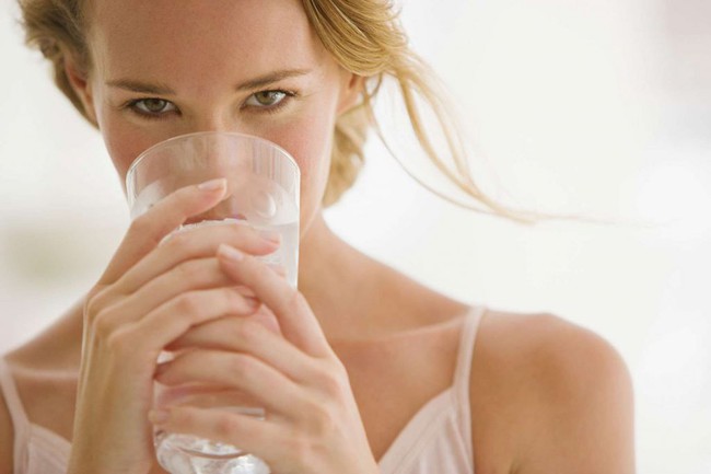 Uống nước đá có thể dẫn tới những vấn đề sức khỏe nghiêm trọng - Ảnh 1.