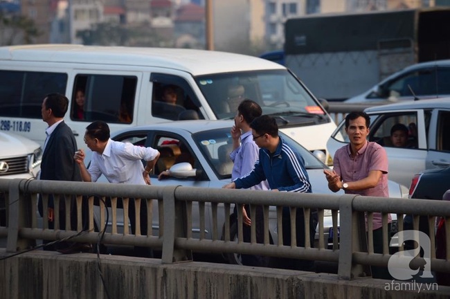 Mùng 4 Tết, người dân lại tay xách nách mang ùn ùn trở về Thủ đô sau đợt nghỉ - Ảnh 2.