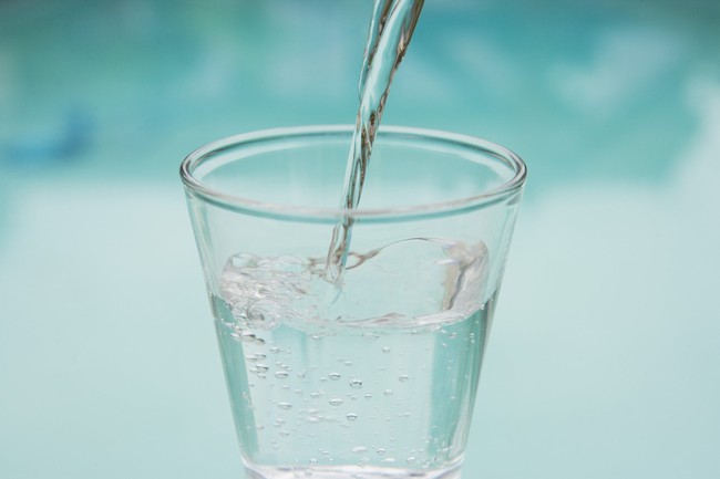 Uống nước trong 5 trường hợp này sẽ có hại nhiều hơn và khiến bạn vô cùng khó chịu - Ảnh 1.