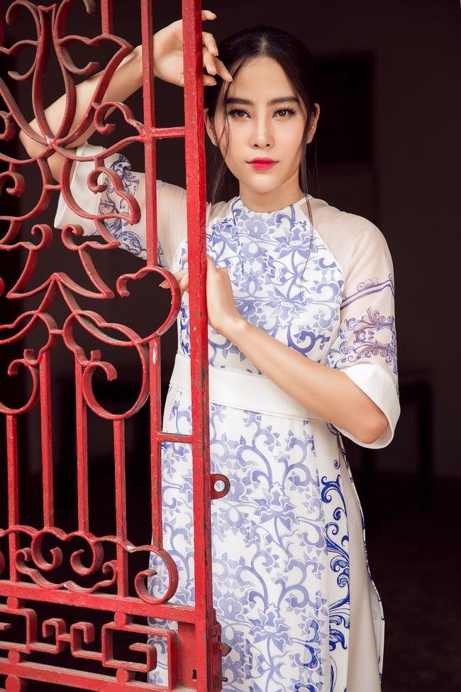 Hoa khôi Nam Em khoe vóc dáng nuột nà trong áo dài truyền thống - Ảnh 10.
