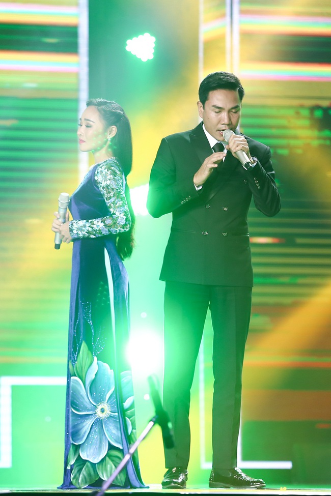 Quang Lê khóc nghẹn khi đứt ruột loại cô gái xinh đẹp khỏi Thần tượng Bolero - Ảnh 7. Quang Lê khóc nghẹn khi đứt ruột loại cô gái xinh đẹp khỏi Thần tượng Bolero - Ảnh 7.