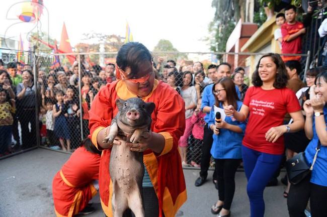 Vui vẻ, lành mạnh với trò Bịt mắt bắt lợn, Lội ao bắt vịt trong hội làng Vạn Phúc - Ảnh 8.