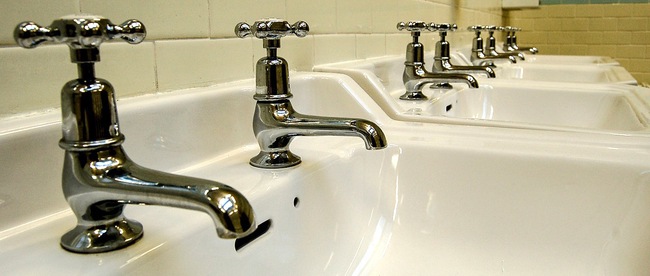 Cả thế giới dùng bồn rửa có 1 vòi nước, riêng nước Anh có 2 vòi, tại sao lại như vậy? - Ảnh 2.