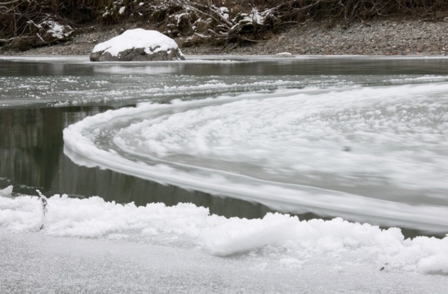 Vòng tròn băng kỳ lạ trôi trên sông phải may mắn lắm mới được chiêm ngưỡng - Ảnh 1.