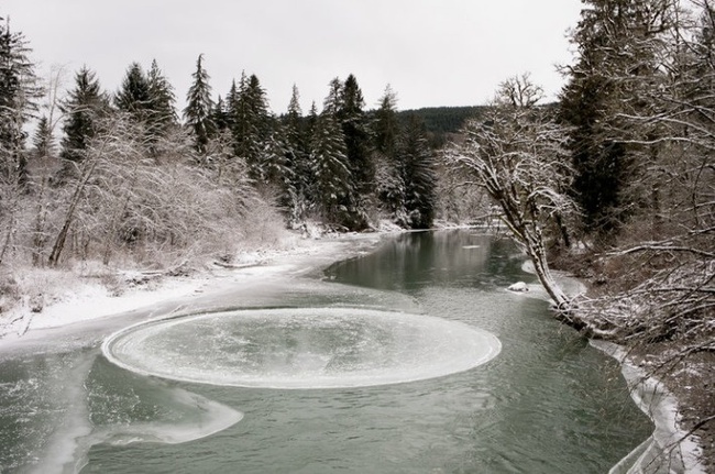 Vòng tròn băng kỳ lạ trôi trên sông phải may mắn lắm mới được chiêm ngưỡng - Ảnh 2.