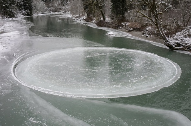 Vòng tròn băng kỳ lạ trôi trên sông phải may mắn lắm mới được chiêm ngưỡng - Ảnh 4.