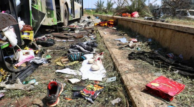 Đánh bom xe buýt chở người sơ tán ở Syria, ít nhất 80 trẻ thiệt mạng - Ảnh 1.