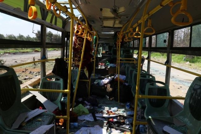Đánh bom xe buýt chở người sơ tán ở Syria, ít nhất 80 trẻ thiệt mạng - Ảnh 2.