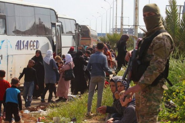 Đánh bom xe buýt chở người sơ tán ở Syria, ít nhất 80 trẻ thiệt mạng - Ảnh 3.