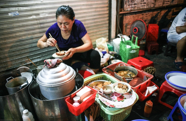 Cầu Gỗ - con phố dù sáng, trưa hay tối muộn đều đầy ắp món ngon - Ảnh 11.