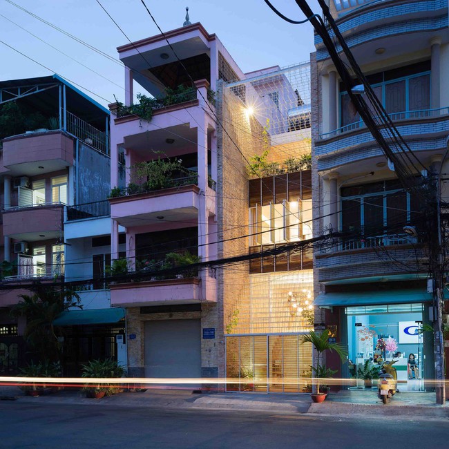 Ngôi nhà đụng đâu cũng thấy thép nhưng mềm mại như được may từ chỉ trắng ở Sài Gòn - Ảnh 1.
