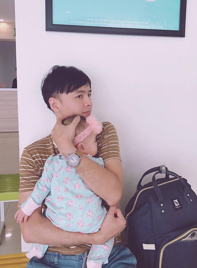 Vừa rửa bát vừa chăm con 6 tháng tuổi, danh hiệu ông bố bỉm sữa đảm đang nhất showbiz Việt còn ai ngoài Văn Anh - Ảnh 2. Vừa rửa bát vừa chăm con 6 tháng tuổi, danh hiệu ông bố bỉm sữa đảm đang nhất showbiz Việt còn ai ngoài Văn Anh - Ảnh 2.