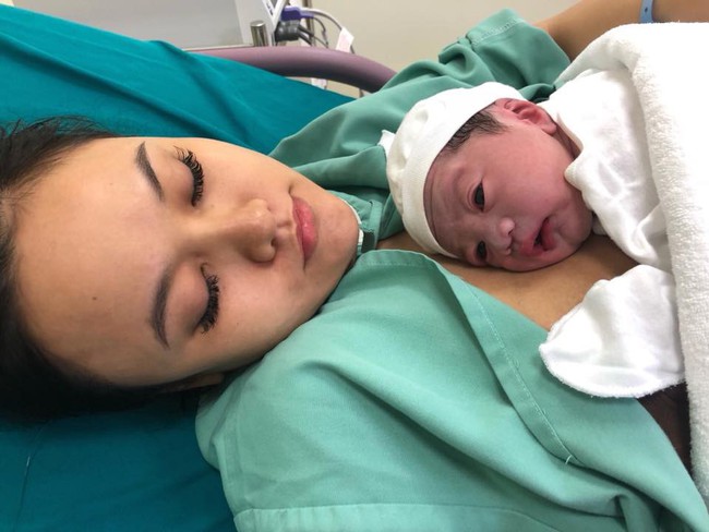 Mẹ trẻ đăng ảnh chia sẻ khoảnh khắc hạnh phúc trên bàn đẻ với con mới sinh, nhưng 500 chị em chỉ chú ý đến chi tiết này - Ảnh 10. Mẹ trẻ đăng ảnh chia sẻ khoảnh khắc hạnh phúc trên bàn đẻ với con mới sinh, nhưng 500 chị em chỉ chú ý đến chi tiết này - Ảnh 10.