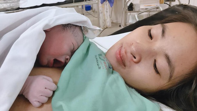 Mẹ trẻ đăng ảnh chia sẻ khoảnh khắc hạnh phúc trên bàn đẻ với con mới sinh, nhưng 500 chị em chỉ chú ý đến chi tiết này - Ảnh 5. Mẹ trẻ đăng ảnh chia sẻ khoảnh khắc hạnh phúc trên bàn đẻ với con mới sinh, nhưng 500 chị em chỉ chú ý đến chi tiết này - Ảnh 5.