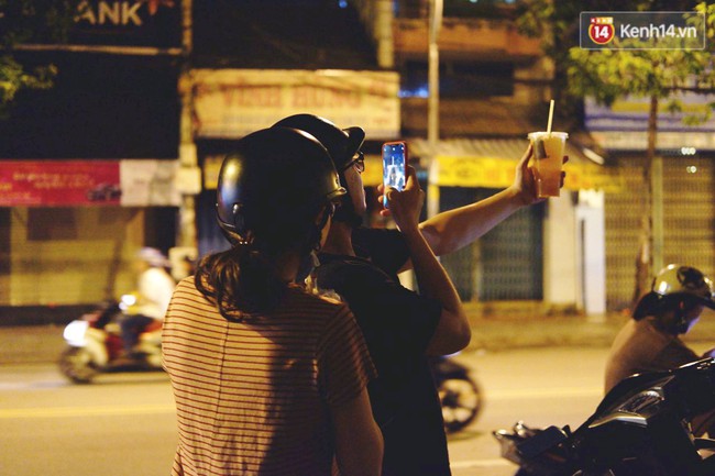 Trà đào chờ 30 năm ở vỉa hè Sài Gòn: Đông khách tới 2 giờ sáng, xếp hàng cả tiếng đồng hồ mới mua được - Ảnh 1. Trà đào chờ 30 năm ở vỉa hè Sài Gòn: Đông khách tới 2 giờ sáng, xếp hàng cả tiếng đồng hồ mới mua được - Ảnh 1.