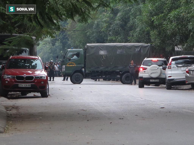 Cảnh sát dùng súng bắn tỉa vây bắt 2 đối tượng cầm lựu đạn cố thủ trong nhà ở Nghệ An  - Ảnh 15.