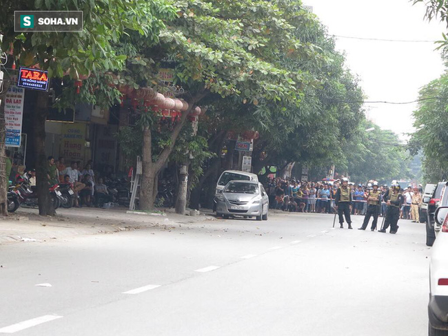 Cảnh sát dùng súng bắn tỉa vây bắt 2 đối tượng cầm lựu đạn cố thủ trong nhà ở Nghệ An  - Ảnh 16.
