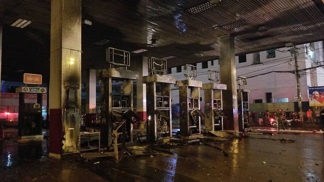 TP. HCM: Cây xăng bốc cháy dữ dội kèm tiếng nổ lớn, nhiều người hoảng loạn bỏ chạy thoát thân - Ảnh 2. TP. HCM: Cây xăng bốc cháy dữ dội kèm tiếng nổ lớn, nhiều người hoảng loạn bỏ chạy thoát thân - Ảnh 2.