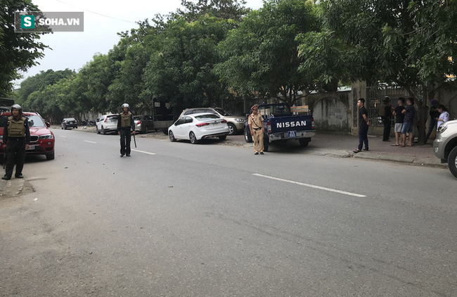 Cảnh sát dùng súng bắn tỉa vây bắt 2 đối tượng cầm lựu đạn cố thủ trong nhà ở Nghệ An  - Ảnh 28.