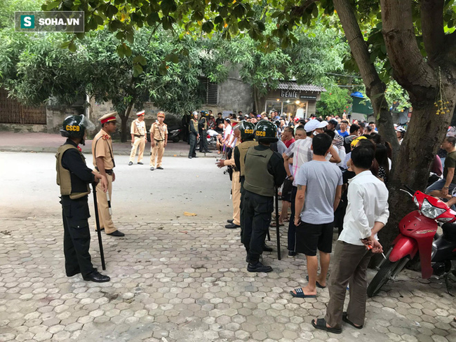 Cảnh sát dùng súng bắn tỉa vây bắt 2 đối tượng cầm lựu đạn cố thủ trong nhà ở Nghệ An  - Ảnh 19.