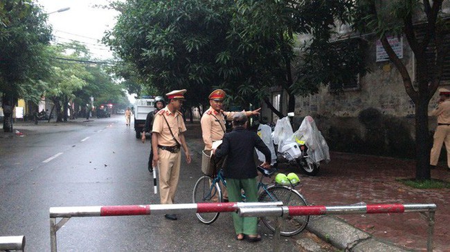 Cảnh sát dùng súng bắn tỉa vây bắt 2 đối tượng cầm lựu đạn cố thủ trong nhà ở Nghệ An  - Ảnh 10.