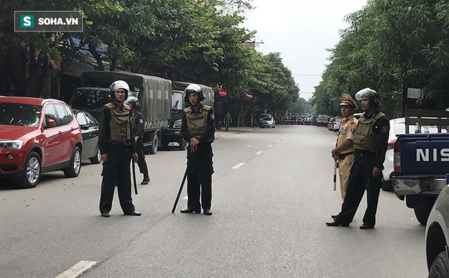 Cảnh sát dùng súng bắn tỉa vây bắt 2 đối tượng cầm lựu đạn cố thủ trong nhà ở Nghệ An  - Ảnh 22.
