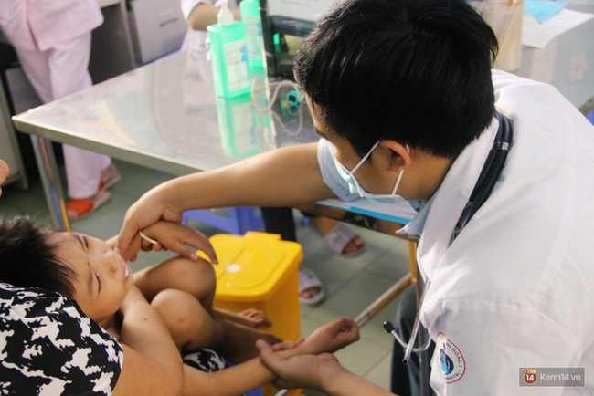 Dịch tay chân miệng bùng phát khó lường ở Sài Gòn: Bệnh viện quá tải, bố mẹ trắng đêm chăm con - Ảnh 3.