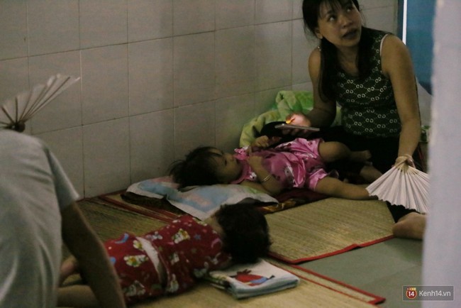 Dịch tay chân miệng bùng phát khó lường ở Sài Gòn: Bệnh viện quá tải, bố mẹ trắng đêm chăm con - Ảnh 15.